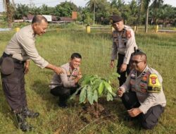 Polisi Kampar Riau Lakukan Aksi Nyata Menanam Pohon, Wujud Komitmen Hijau