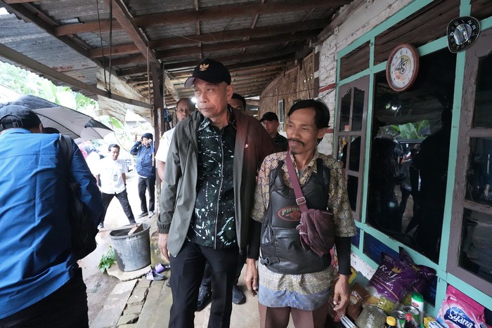 Dari Pencari Rongsok ke Calon Guru: Cerita Sukses yang Mengharu-biru!