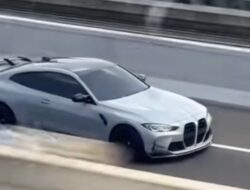BMW Adu Cepat dengan Whoosh, Menyusup di Tol MBZ dengan Kecepatan Membahayakan!