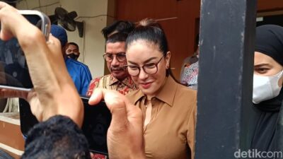 Nikita Mirzani Tersenyum Dibawa ke Kejaksaan: Kita Ketemu di Persidangan, Apakah Ini Awal dari Kesepakatan?