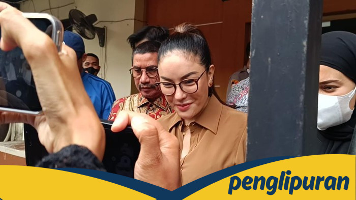 Nikita Mirzani Tersenyum Dibawa ke Kejaksaan: Kita Ketemu di Persidangan, Apakah Ini Awal dari Kesepakatan?