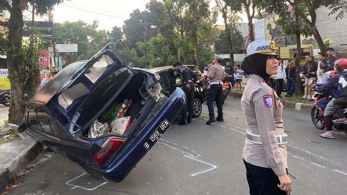 Kecelakaan Maut Mobil di Bogor: Mobil Bertumpuk, Tragedi Menyedihkan