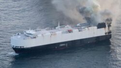 “Kapal Angkut 3.000 Mobil dari China Terbakar, Asap Muncul dari Dek Mobil Listrik: Bencana atau Peringatan bagi Industri Otomotif?”