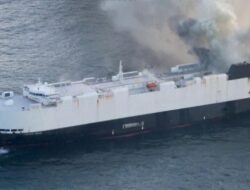 “Kapal Angkut 3.000 Mobil dari China Terbakar, Asap Muncul dari Dek Mobil Listrik: Bencana atau Peringatan bagi Industri Otomotif?”