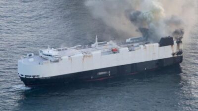 “Kapal Angkut 3.000 Mobil dari China Terbakar, Asap Muncul dari Dek Mobil Listrik: Bencana atau Peringatan bagi Industri Otomotif?”