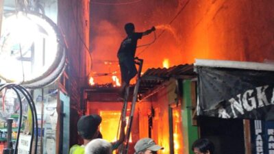 Ribut dengan Istri, Pria Mabuk di Jaksel Nekat Bakar Rumah Sendiri: Tragedi yang Tak Terduga!