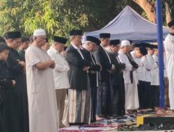 Anies-Jimly Asshiddiqie Tunaikan Salat Idul Adha di Masjid Al Azhar Jaksel, Menandai Solidaritas Pemimpin dalam Kehidupan Beragama