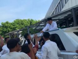 **Prabowo Bagi-bagi Amplop ke Warga Usai Salat Idul Adha di Istiqlal**