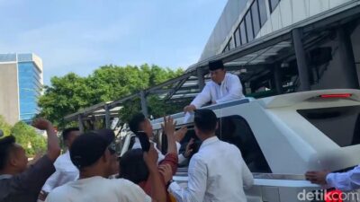 **Prabowo Bagi-bagi Amplop ke Warga Usai Salat Idul Adha di Istiqlal**
