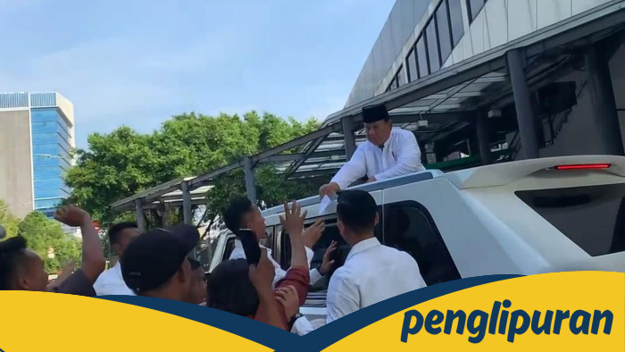 **Prabowo Bagi-bagi Amplop ke Warga Usai Salat Idul Adha di Istiqlal**