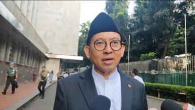 **Fadli Zon Jawab Kritik Stairlift Borobudur: Solusi atau Pengrusakan?**