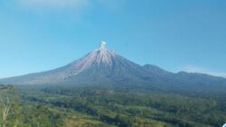Gunung Semeru Meletus 5 Kali dalam Sehari, Letusan Hingga 900 Meter!