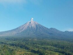 Gunung Semeru Meletus 5 Kali dalam Sehari, Letusan Hingga 900 Meter!
