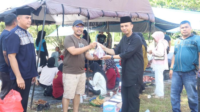 **450 Paket Daging Kurban dari Polres Kuansing, Sapi Sembelih untuk Warga dan PHL**