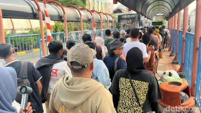 Antrean Transjabodetabek ke Alsut hingga Bogor: Terminal Blok M Dijamrah Padatnya Penumpang