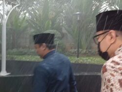 Eks Pejabat Pajak Tersangka KPK: Terobos Hujan Deras Usai Diperiksa, Apa yang Terjadi Selanjutnya?