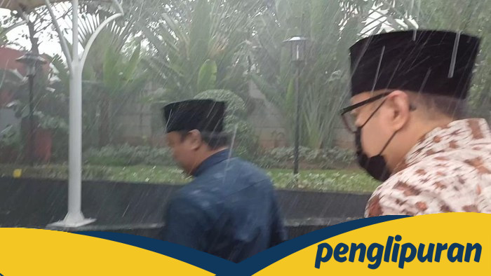 Eks Pejabat Pajak Tersangka KPK: Terobos Hujan Deras Usai Diperiksa, Apa yang Terjadi Selanjutnya?