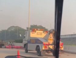 Pikap Angkut Tabung Gas Terguling di Tol Cijago, Lalin Sempat Tersendat – Update 1