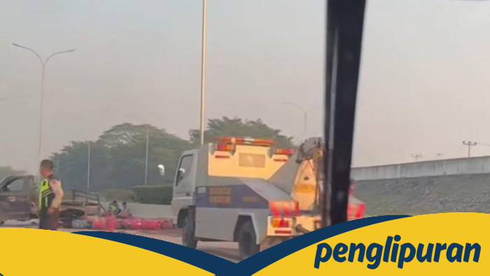 Pikap Angkut Tabung Gas Terguling di Tol Cijago, Lalin Sempat Tersendat - Update 1