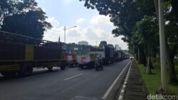 Ratusan Truk Blokade Jalan di Monas, Audiensi Sopir-Kemenhub Tegang