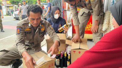 804 Botol Miras Ilegal Disita, Satpol PP Gerebek Pedagang di Ciawi Bogor