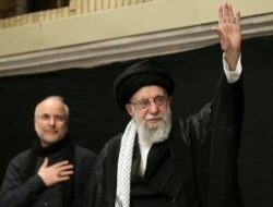 “Khamenei: Dari Abuhan Perang ke Pesta Perjuangan, Tak Ada Kata Menyerah!”