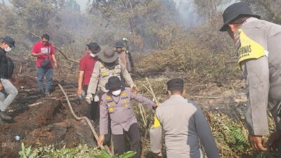 Polisi-Masyarakat Peduli Api Respons Cepat Tangani Karhutla di Dumai: Sinergi yang Mencegah Kebakaran Besar