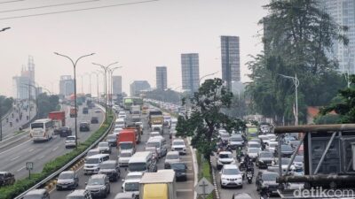 Tak Berujung! Macet di TB Simatupang Jaksel Bikin Warga Kewalahan