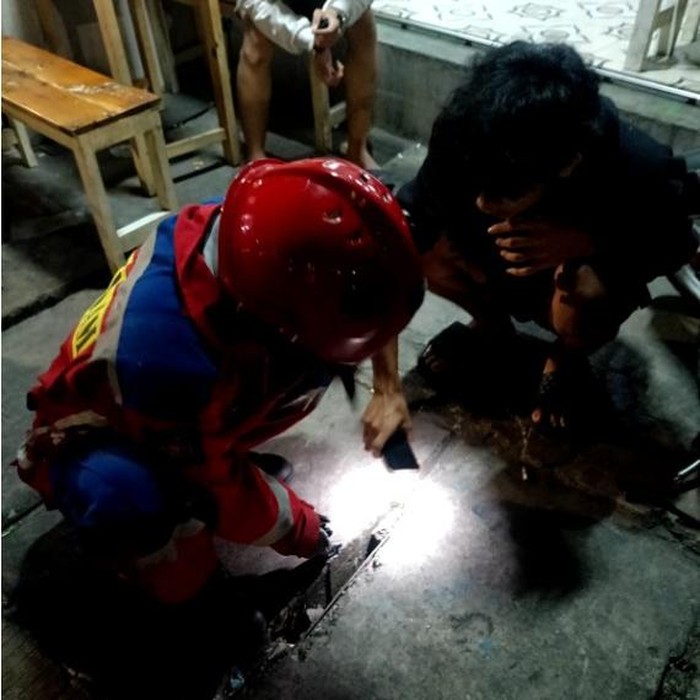 Subuh-subuh, Anak Nongkrong Priok Nyebur ke Got, Damkar Segera Evakuasi Kunci Motor