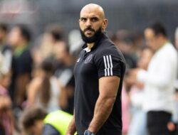 **Bodyguard Lionel Messi, Yassine Cheuko, Dilarang di Lapangan Setelah Dorong Pemain Atlas**