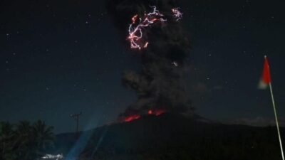 Lewotobi Berontak, 28 Penerbangan di Komodo Terhenti