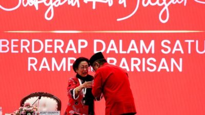 “Tangisan Megawati Sambut Hasto yang Bebas dari Tahanan: Sebuah Perjumpaan yang Menyayat Hati”