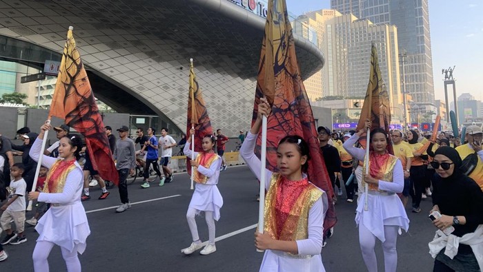 **Parade JWFF di Bundaran HI: Warga Nikmati Marching Band dan Jalan Sehat dalam CFD**