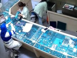 Wanita dengan Tas Mewah Hermes Diduga Curigai Liontin di Toko Belian Jakut