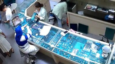 Wanita dengan Tas Mewah Hermes Diduga Curigai Liontin di Toko Belian Jakut