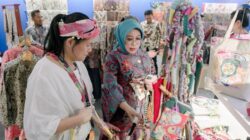 “Fatma Saifullah: Pionir Pemberdayaan Melalui Batik di Gelar Nasional 2025”