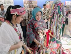 “Fatma Saifullah: Pionir Pemberdayaan Melalui Batik di Gelar Nasional 2025”
