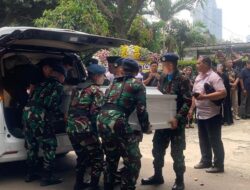 Tragedi Pahlawan: Jenazah Marsma Fajar Tiba di Rumah Duka, Disambut Tangis Keluarga