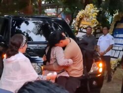 Tangis Putra Marsma Fajar Pecah Saat Tiba di Rumah Duka, Langsung Peluk Ibunda: Kisah Haru yang Menebas Hati