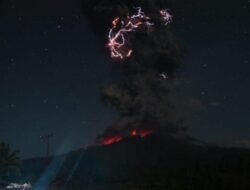 **Gunung Lewotobi Laki-laki Kembali Erupsi, Bentuknya Berubah Drastis!**