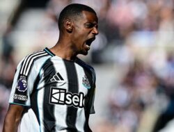 **Howe: Isak Latihan Bareng Tim Lagi? Belum Tahu Tuh**