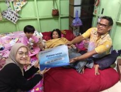 “Sahabat Baik Bantu Kehidupan Sehari-hari Pak Ratmin Saat Pesanan Jahit Sepi: Kisah Solidaritas yang Menginspirasi”