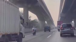 “Nyeleneh! Pemotor Sembuyi di Tol Japek Saat OTW Lamaran Kerja, Dihentikan Polisi”
