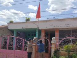 [Sambut HUT RI, Polres Dumai Kibarkan Bendera Merah Putih di Rumah Warga: Simbol Kebanggaan atau Gebrakan Kontroversial?]