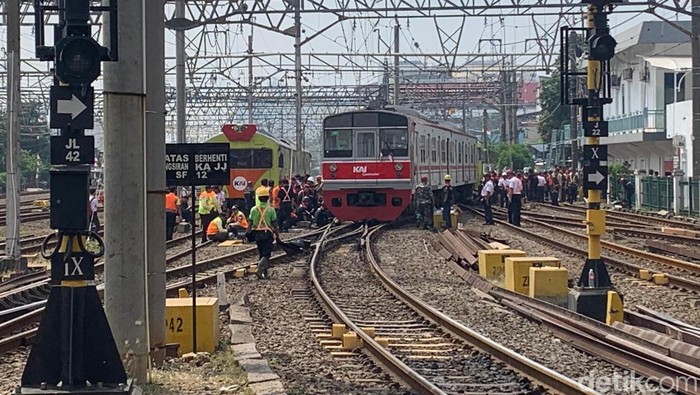 KRL Anjlok di Stasiun Jakarta Kota, Perjalanan Kembali Normal Setelah Evakuasi