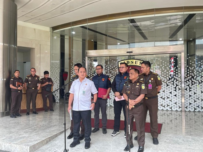 Kejagung Ungkap 5 Mobil Mewah Riza Chalid Sengaja Tanpa Pelat Nopol: Misteri di Balik Bocoran Besar!