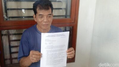 **Siswi Semarang Viral Sekolah Lewat Sungai, Ortunya Diminta Warga Pindah karena Anjing dan Sampah**