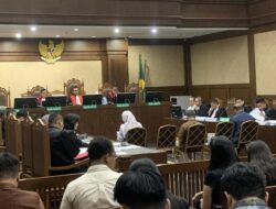 **Hotman Singgung Tom Lembong, Hakim Tolak Sidang Bos Gula Ditunda**