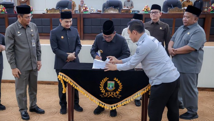 **Andra Soni Sampaikan Penurunan Pendapatan Banten Rp 1,2 T pada APBD 2025**