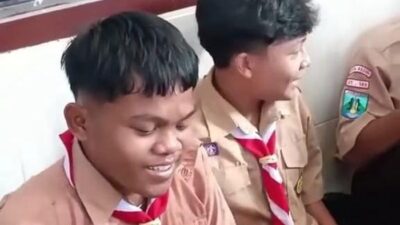 “Salut! Siswa SMK di Kediri Patungan Ganti Sepatu Teman yang Bolong: Solidaritas Muda yang Menginspirasi”